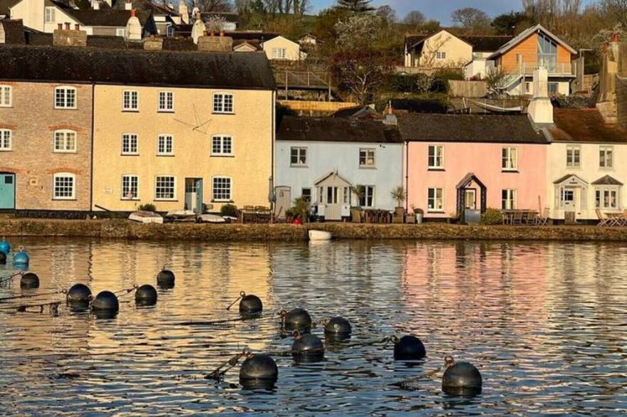 Quay Cottage. Ideallic Waterfront Charm. Dittisham