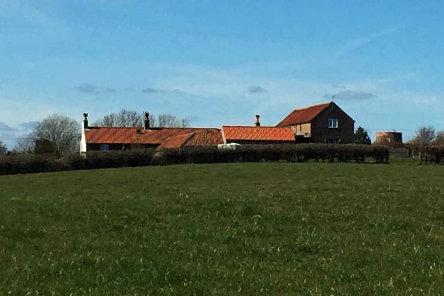 LOVELY PEACEFUL COTTAGE SLEEPS 4 | CLOSE TO FILEY TOWN & BEACH | GARDEN