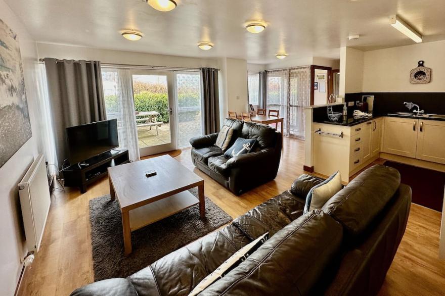 LOVELY PEACEFUL COTTAGE SLEEPS 4 | CLOSE TO FILEY TOWN & BEACH | GARDEN