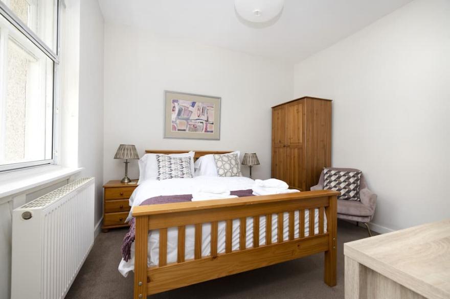 ALTIDO  Stylish 4-bed flat in Old Town