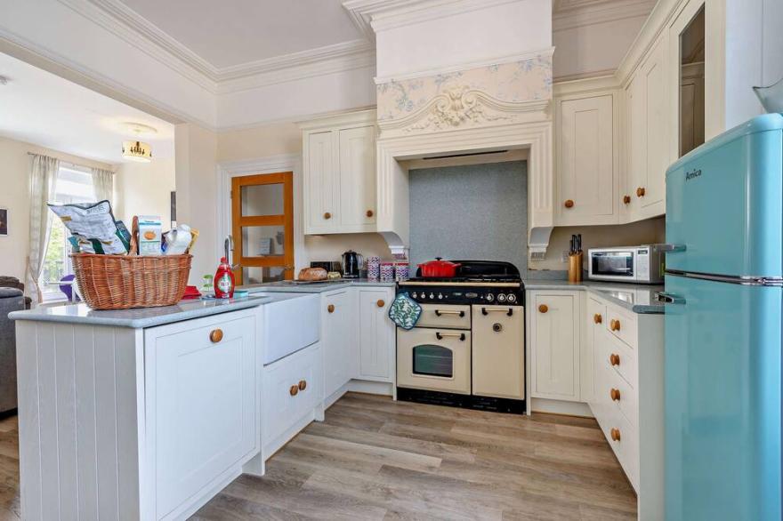 Spacious Swanage Townhouse Near Beach Sleeps 11 + Baby