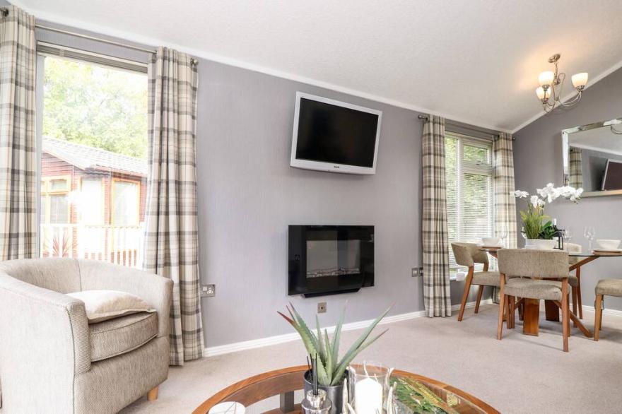 DODD FELL LODGE, family friendly, with a garden in Windermere