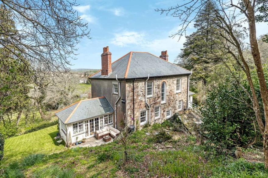 GWEEK HOUSE, pet friendly, country holiday cottage in Gweek