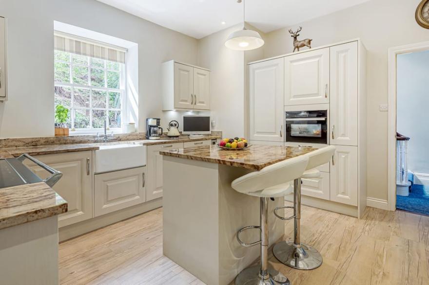 GWEEK HOUSE, pet friendly, country holiday cottage in Gweek