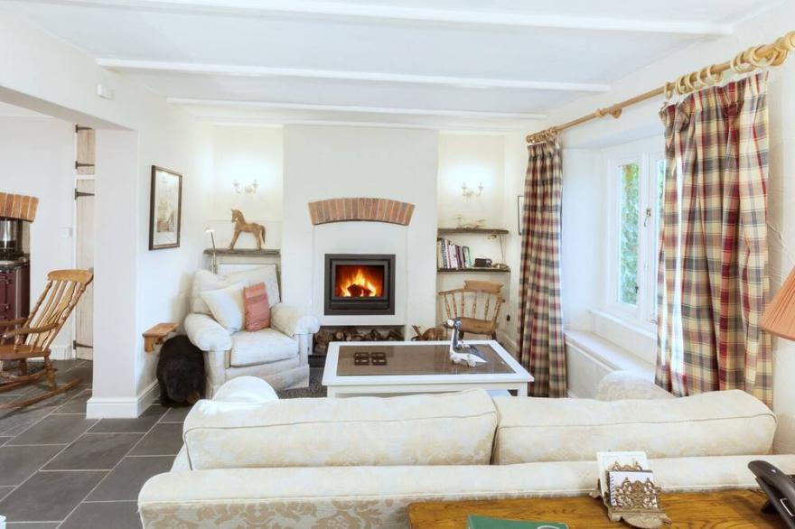 2 BITTADON COTTAGES, family friendly, with open fire in Barnstaple