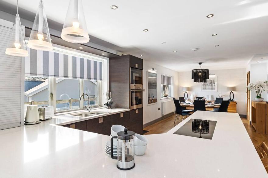 Oaktree Lodge - Luxury Cottage, Hot Tub, Sea Views