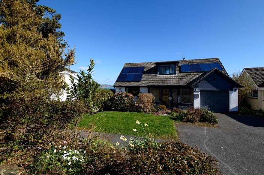 Stunning property for 6 with fabulous sea view