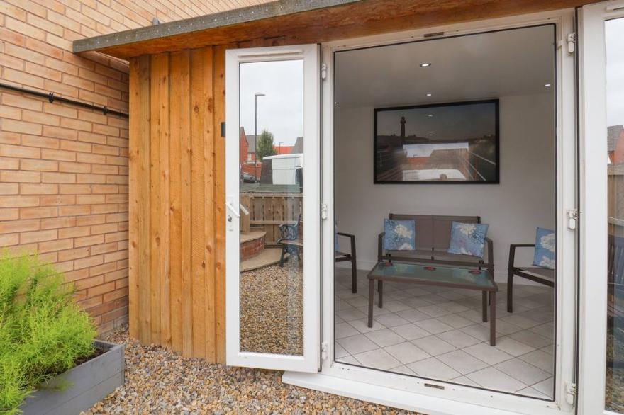 WHITBY HAVEN, pet friendly, character holiday cottage in Whitby