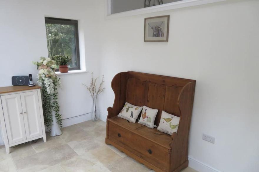THATCHERS BARN, pet friendly, character holiday cottage in Toddington