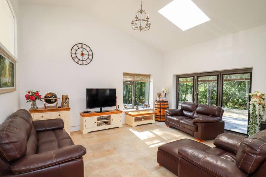THATCHERS BARN, pet friendly, character holiday cottage in Toddington