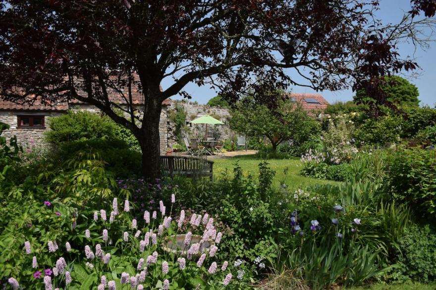 Rural Retreat - Gold Award, 4 Star Barn in a Beautiful Garden - 5 miles to Wells