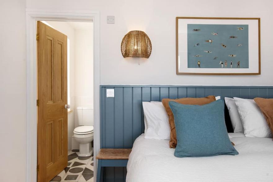 Beachside Village House withParking, sleeps 14 all en-suite, freshly renovated