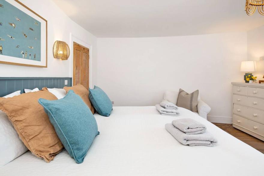 Beachside Village House withParking, sleeps 14 all en-suite, freshly renovated
