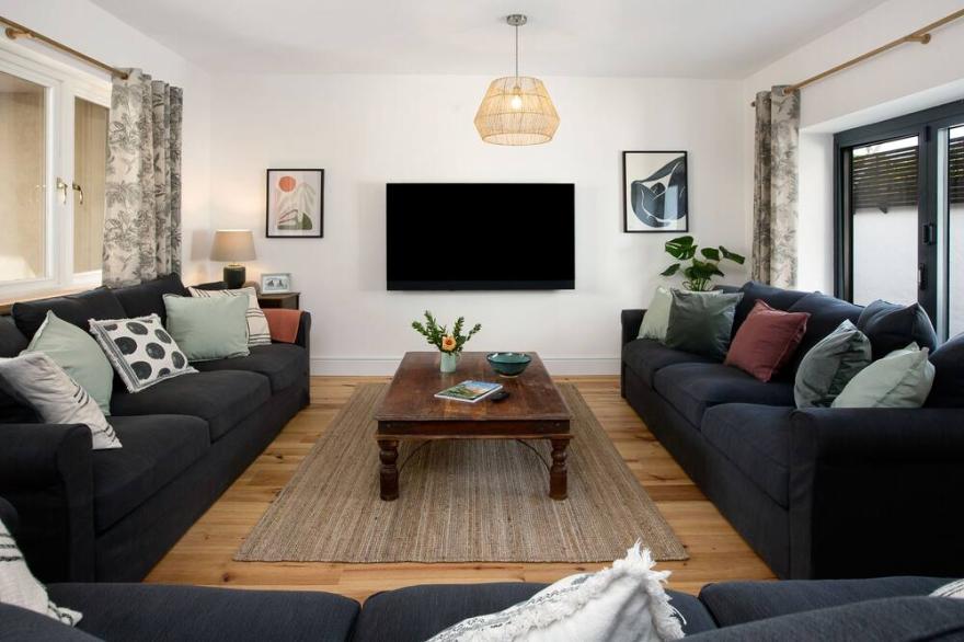 Beachside Village House withParking, sleeps 14 all en-suite, freshly renovated