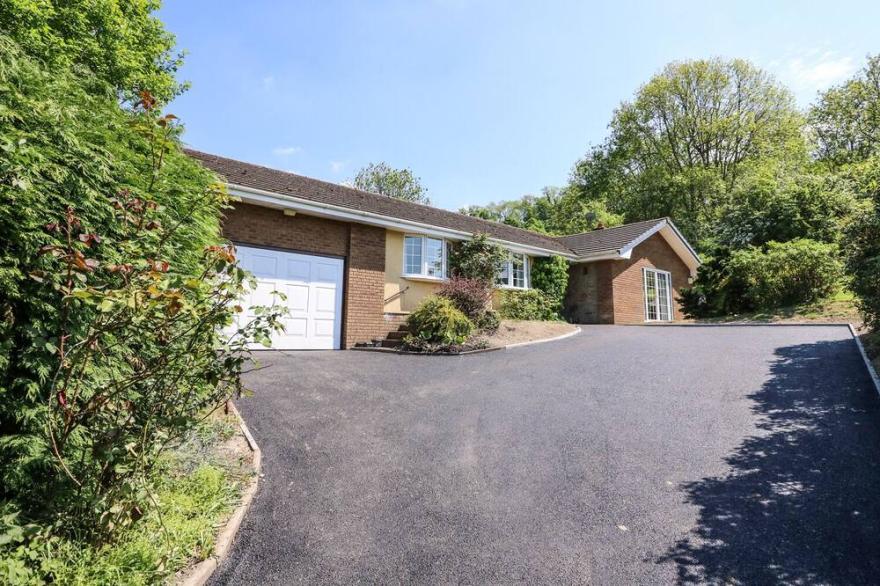 PEN Y MAES, pet friendly, with hot tub in Builth Wells