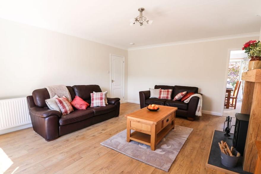 PEN Y MAES, pet friendly, with hot tub in Builth Wells