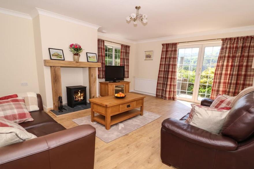 PEN Y MAES, pet friendly, with hot tub in Builth Wells