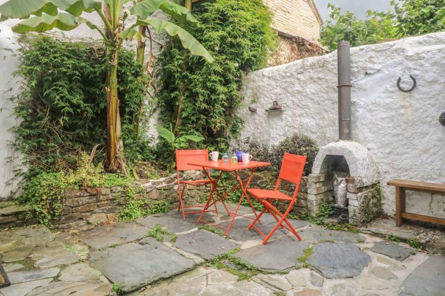 PRIMROSE COTTAGE, pet friendly, character holiday cottage in Penryn