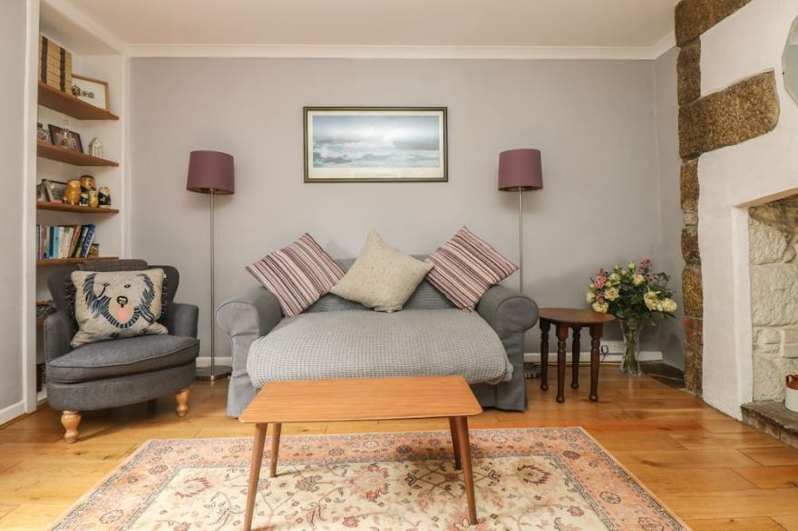PRIMROSE COTTAGE, pet friendly, character holiday cottage in Penryn