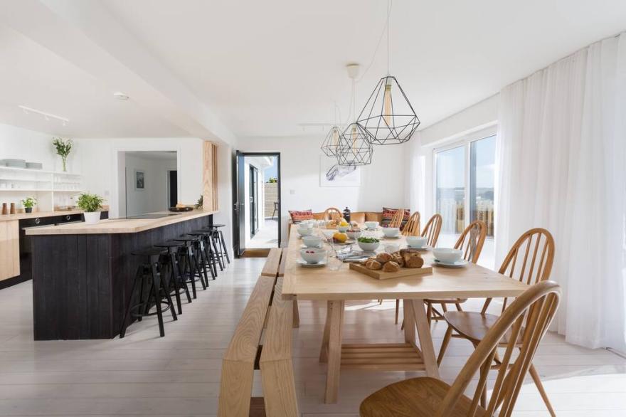 LOCATION LOCATION! BEACH FRONT HOLIDAY HOME WITH PANORAMIC SEA VIEWS AND PARKING