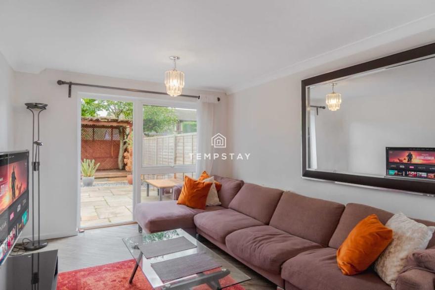 Spacious 5 bed Sunninghill with driveway parking