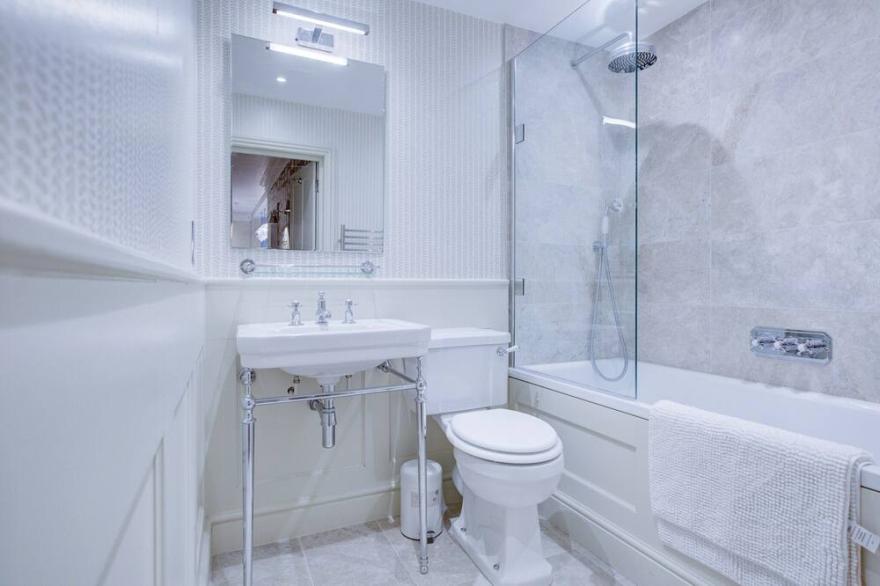 Stunning 2 bedroom apartment with garden