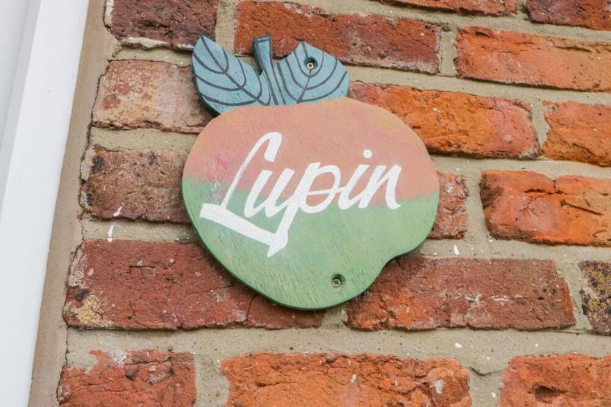 LUPIN COTTAGE, pet friendly, character holiday cottage in Hunmanby