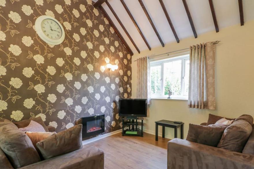 LUPIN COTTAGE, pet friendly, character holiday cottage in Hunmanby