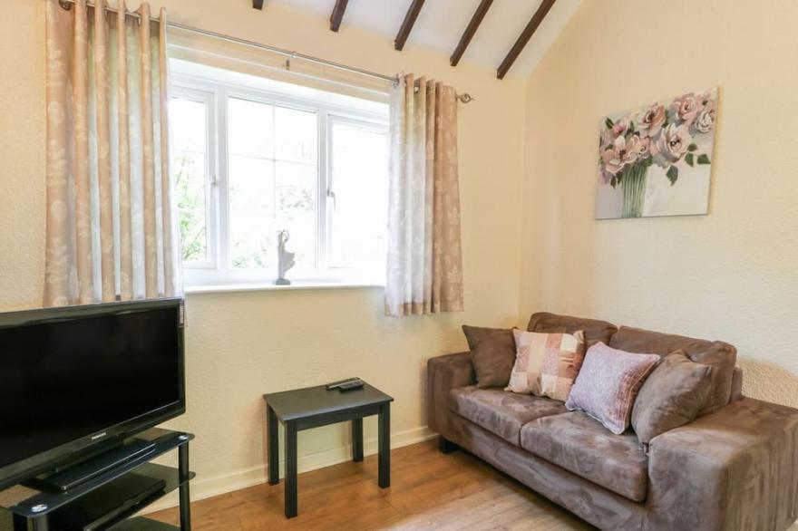 LUPIN COTTAGE, pet friendly, character holiday cottage in Hunmanby