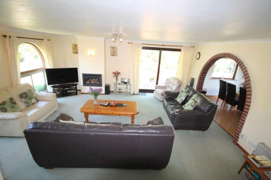 large family 4 bed house with wonderful location near zoo beaches and town