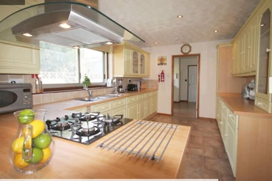 large family 4 bed house with wonderful location near zoo beaches and town
