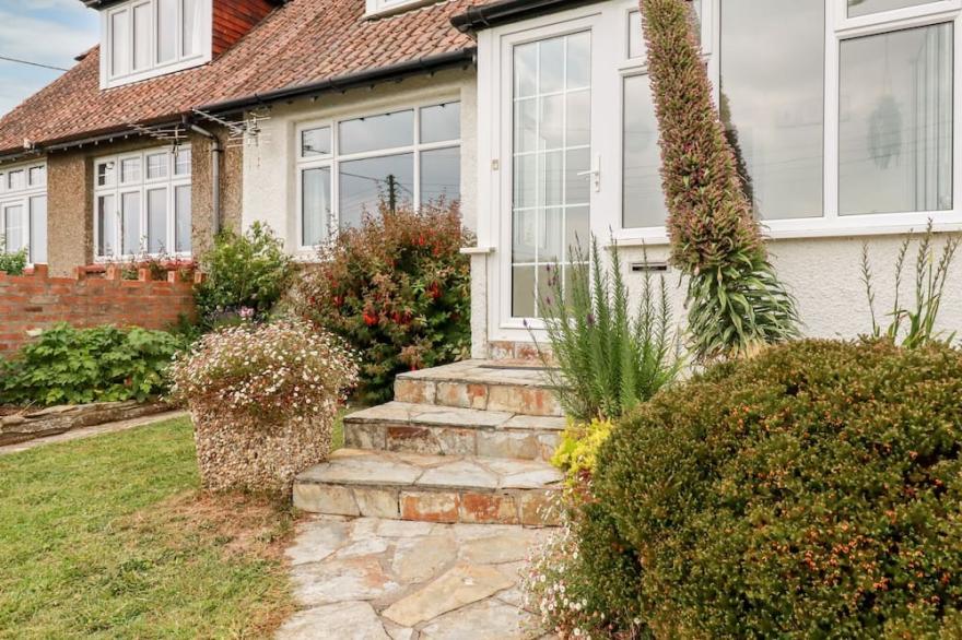 NUMBER 37, pet friendly, country holiday cottage in Bude