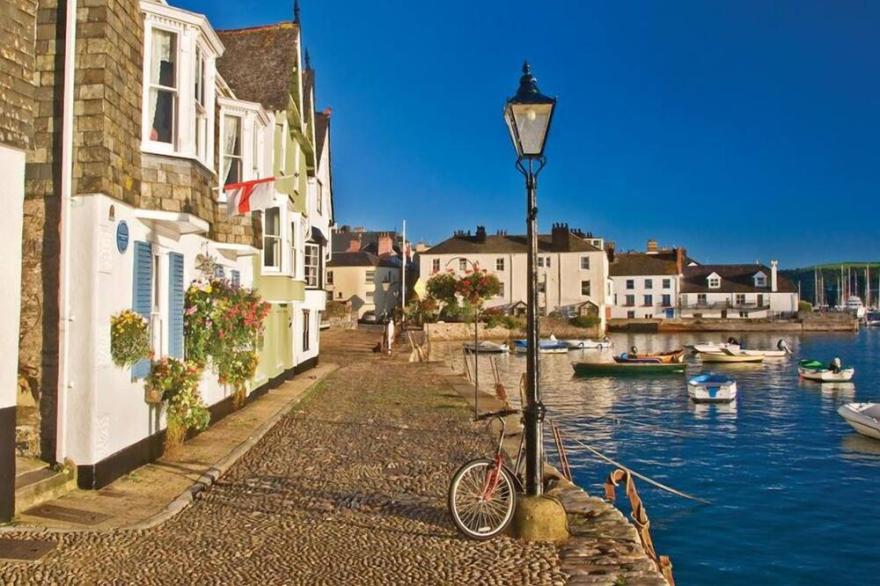 1 COURT COTTAGE, HILLFIELD VILLAGE, family friendly in Dartmouth