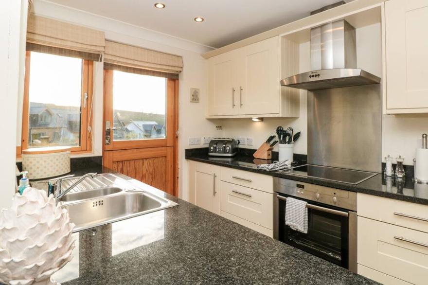 1 COURT COTTAGE, HILLFIELD VILLAGE, family friendly in Dartmouth