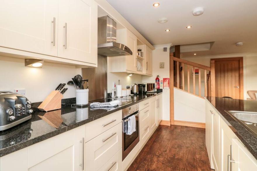 1 COURT COTTAGE, HILLFIELD VILLAGE, family friendly in Dartmouth