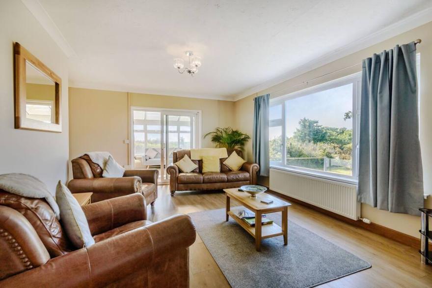 THE PINES, pet friendly, with hot tub in Roch