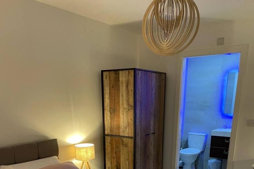 Lovely 2 Bedroom Serviced Apartment with Parking