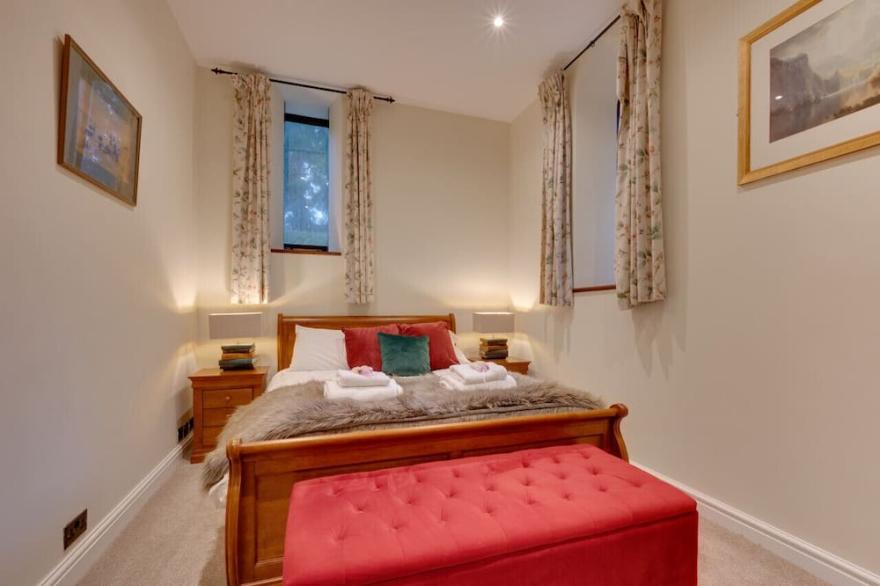Oystermouth Chapel - Three Bedroom House, Sleeps 6