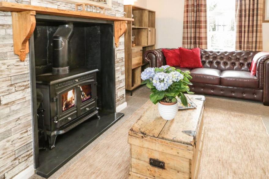 2 OLD COASTGUARD HOUSE, pet friendly, with open fire in Beaumaris