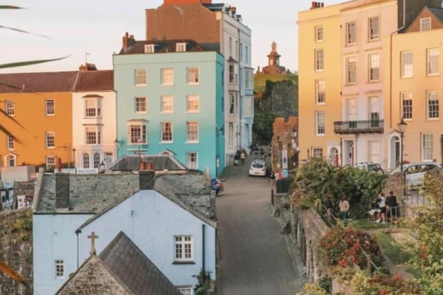 Captivating 4-Bed House in west Wales