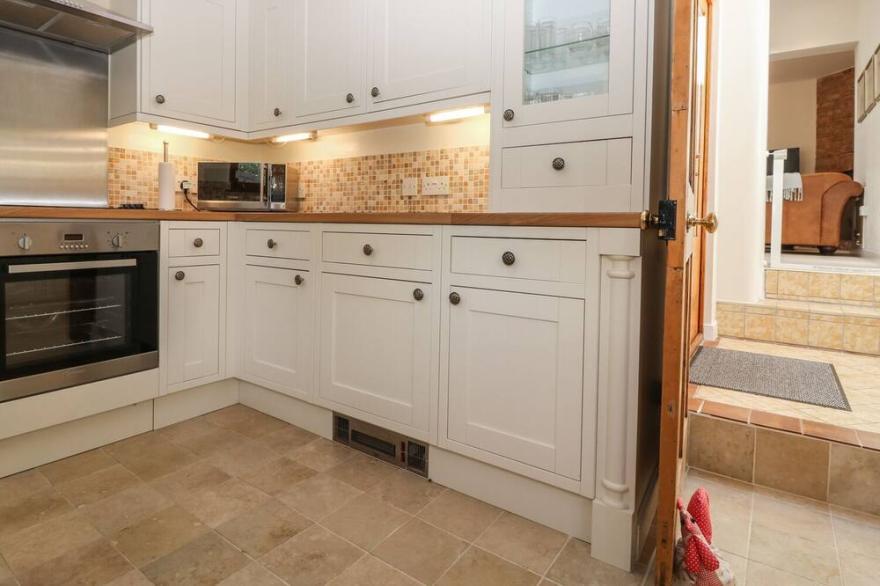 PRIMROSE COTTAGE, family friendly, with open fire in Kenton, Exeter