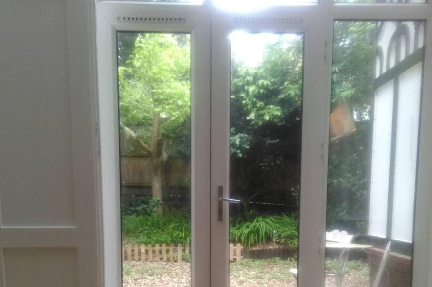 THE WILLOW GARDEN APPARTMENT   <br><br> 8 mins walk to beach