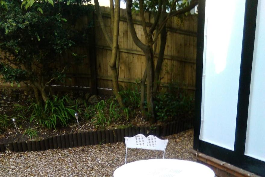 THE WILLOW GARDEN APPARTMENT   <br><br> 8 mins walk to beach