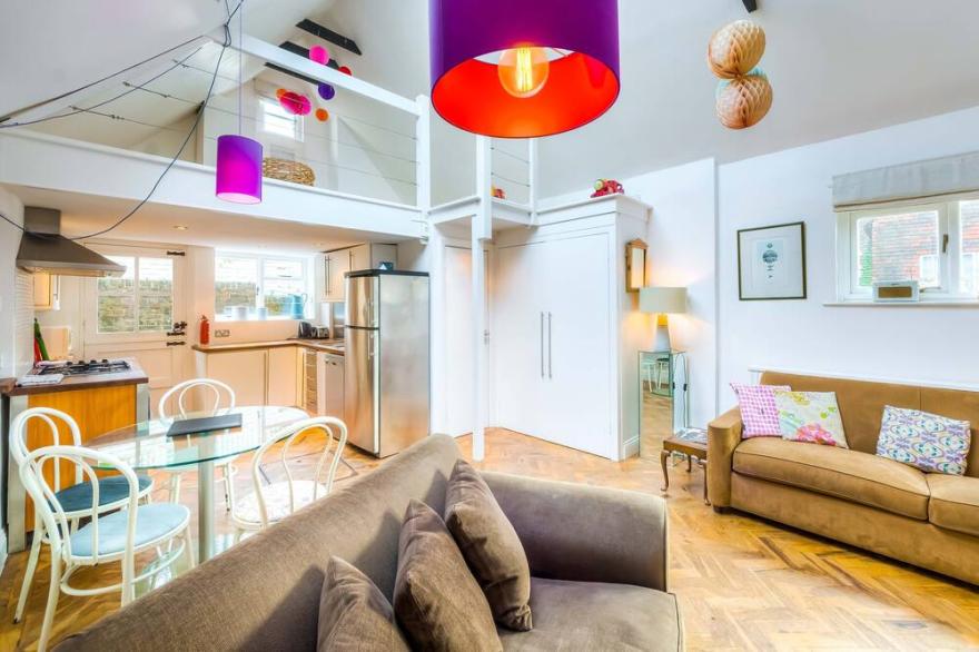 Unique holiday house in the centre of Arundel sleeps 4-5 guests