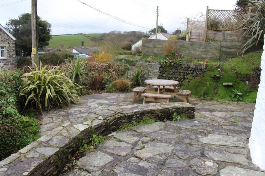 Beautiful C17th cottage with great views, garden/parking, in Boscastle village