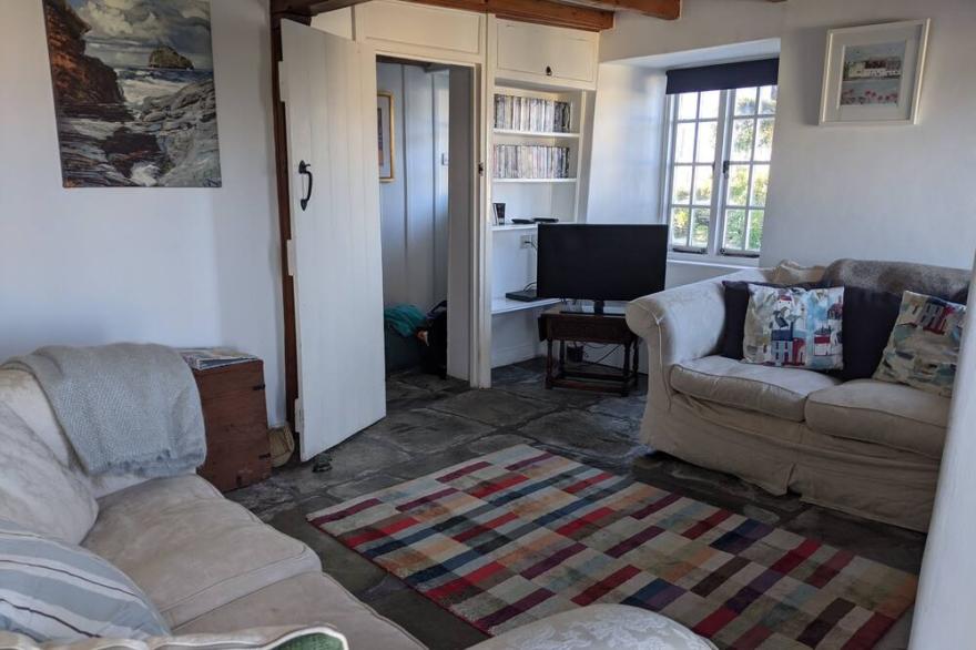 Beautiful C17th cottage with great views, garden/parking, in Boscastle village