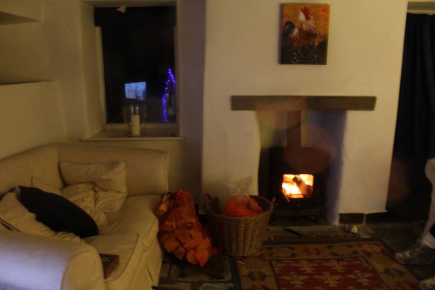 Beautiful C17th cottage with great views, garden/parking, in Boscastle village