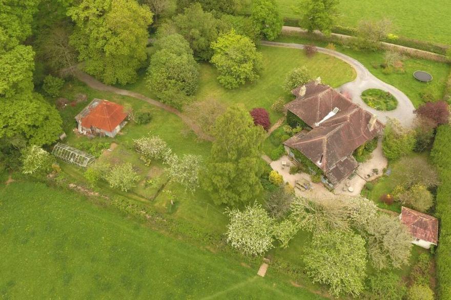 Romantic sunny South Devon garden cottage with wifi set in garden and woodland