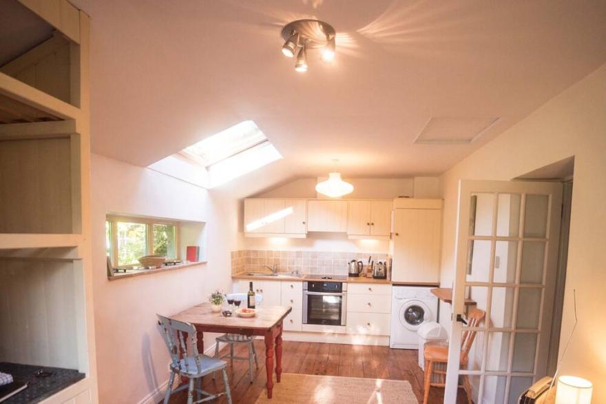 Romantic sunny South Devon garden cottage with wifi set in garden and woodland