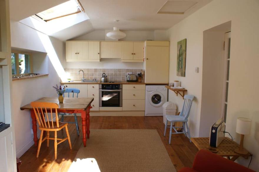 Romantic sunny South Devon garden cottage with wifi set in garden and woodland